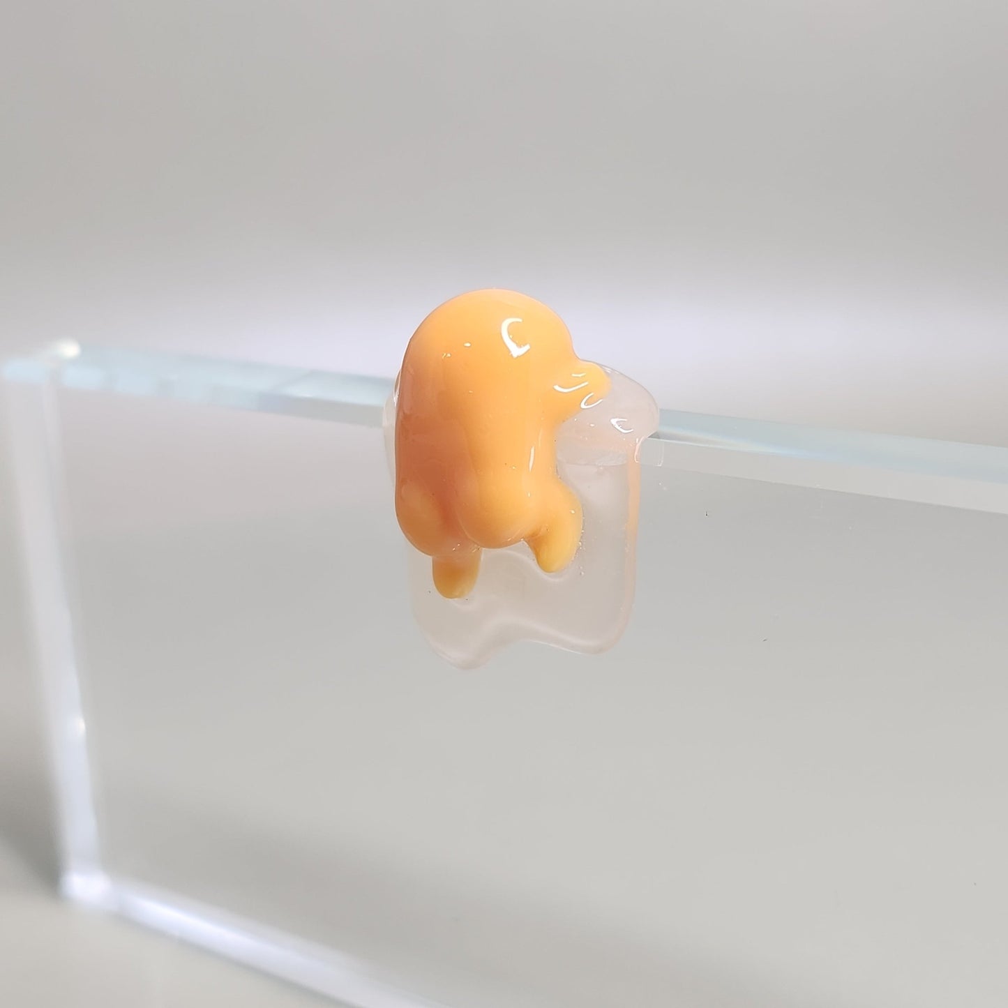 Gudetama Peeker / Hipper charm