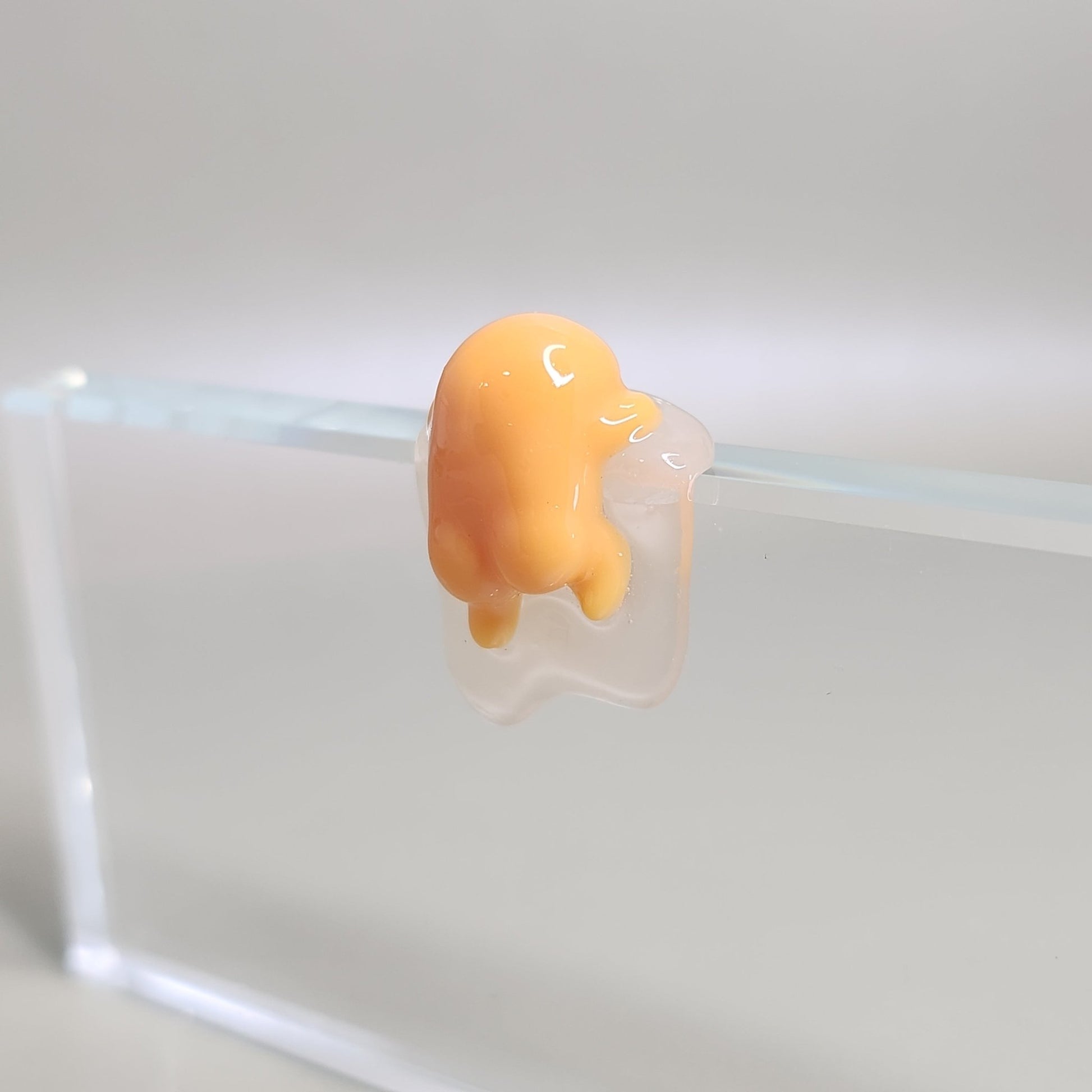 Gudetama Peeker / Hipper charm