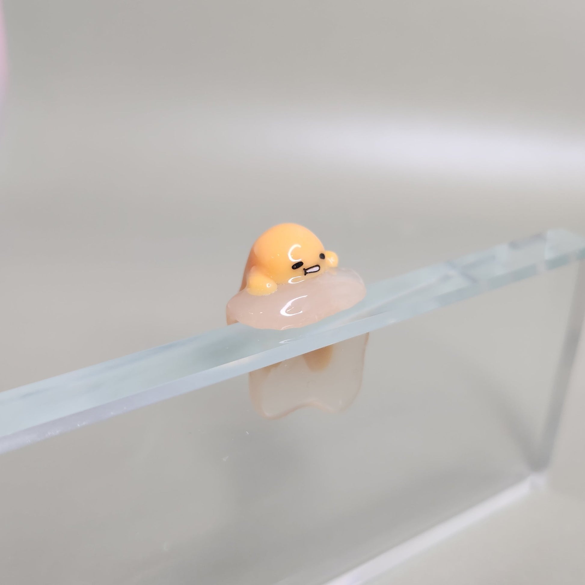 Gudetama Peeker / Hipper charm