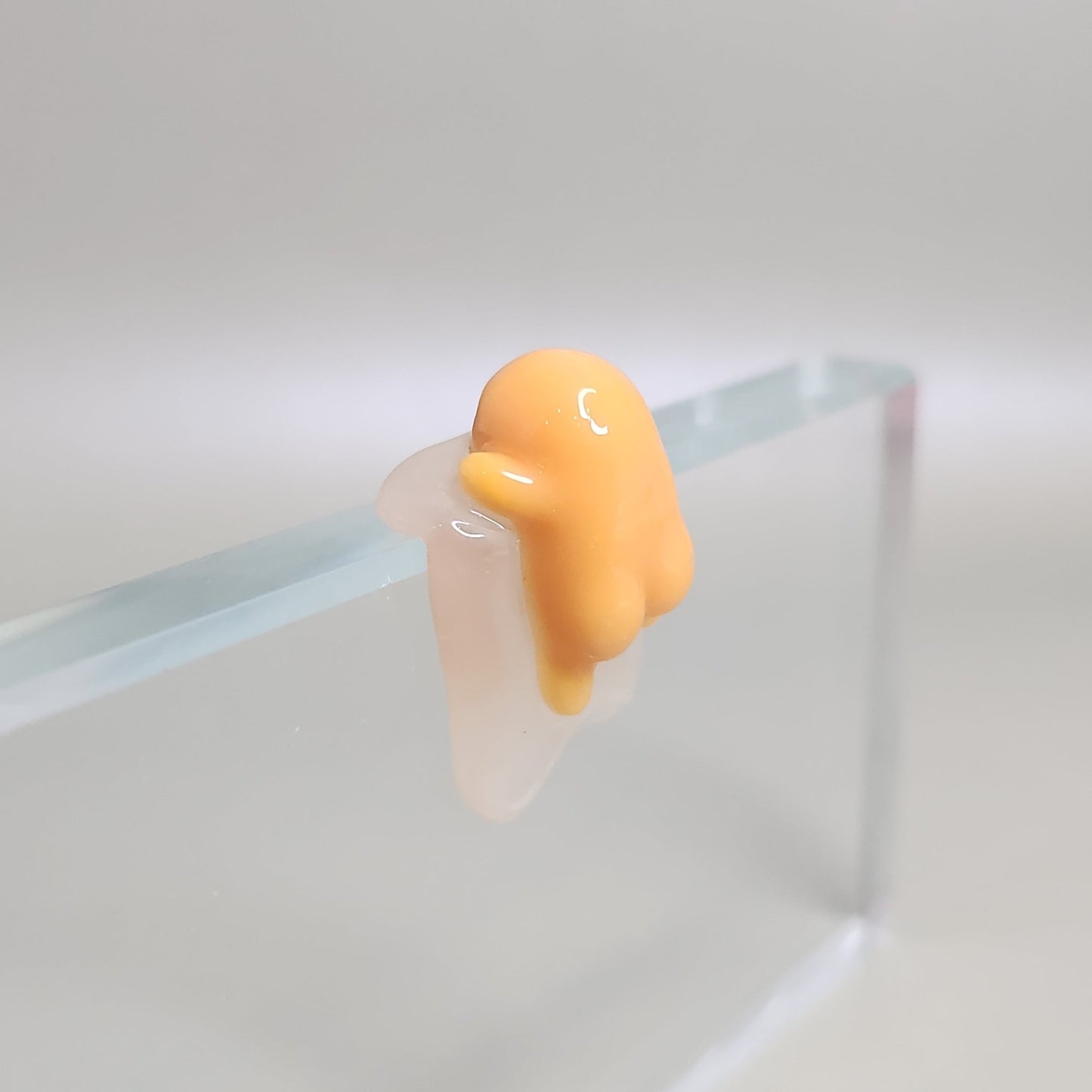 Gudetama Peeker / Hipper charm