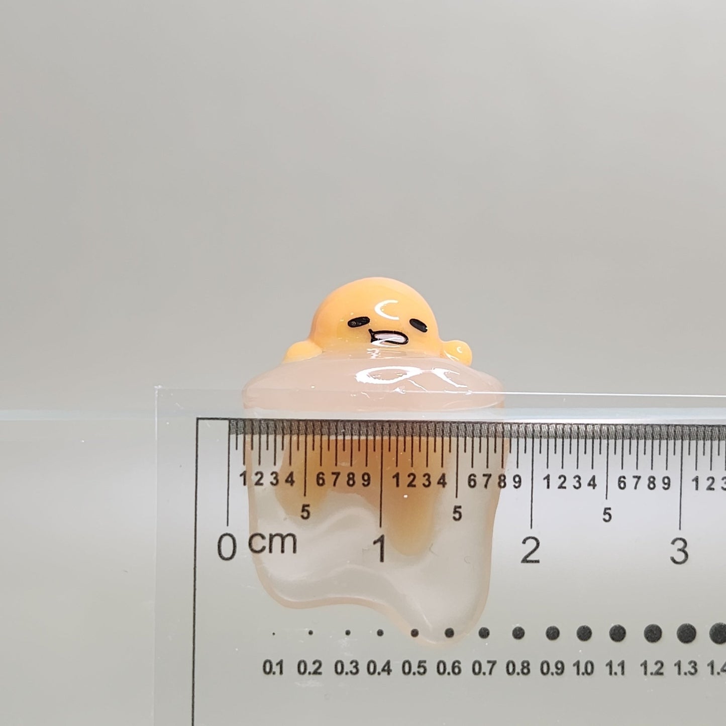 Gudetama Peeker / Hipper charm