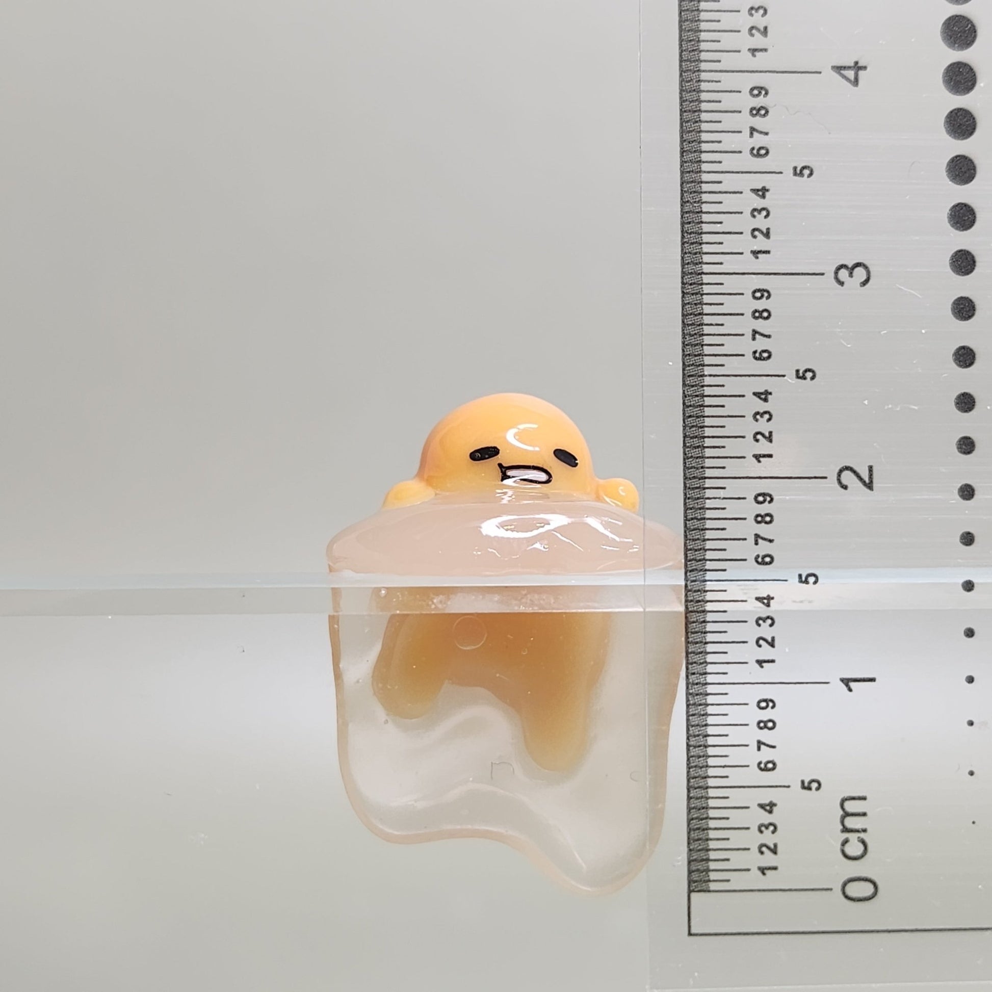 Gudetama Peeker / Hipper charm