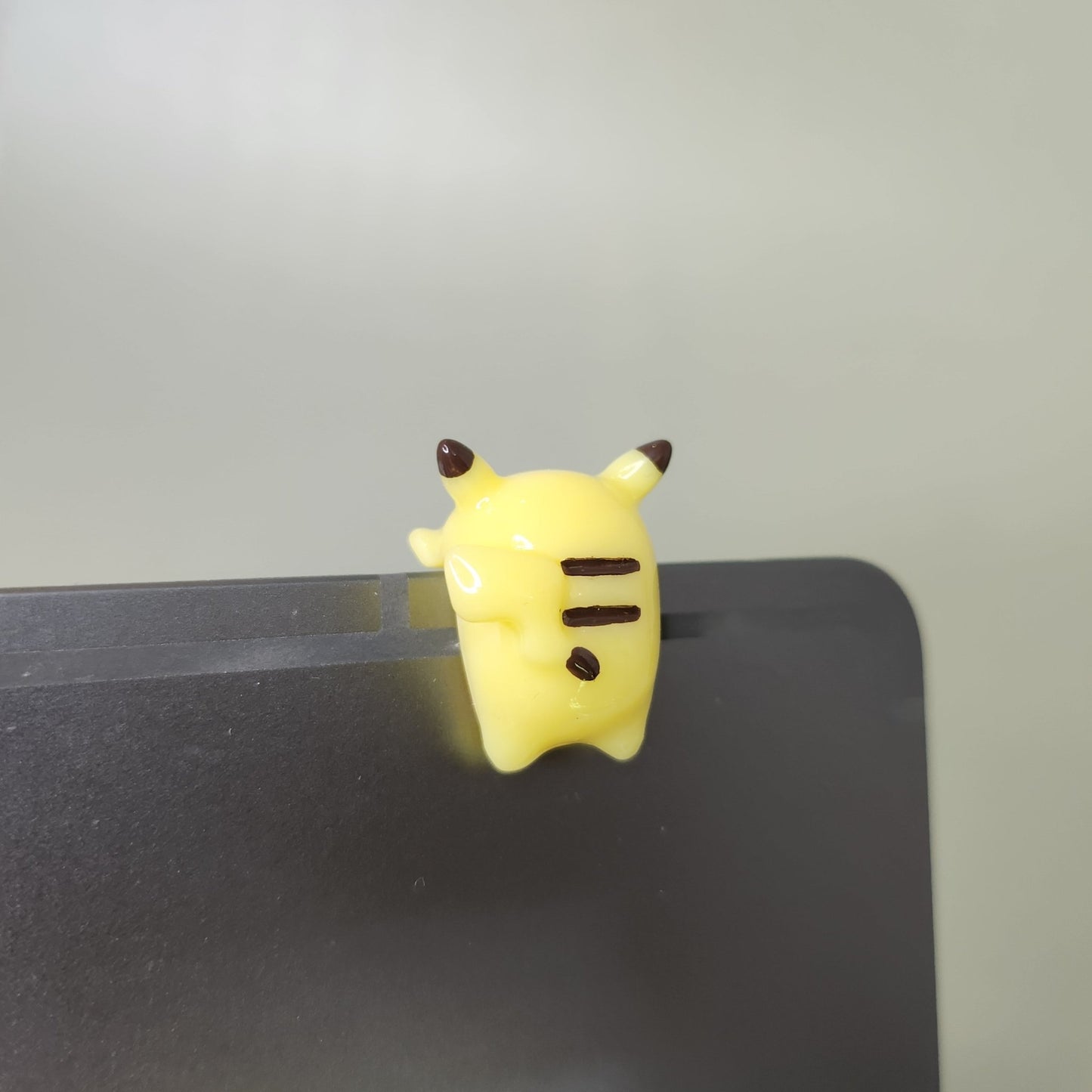 Pikachu Peeker / Hipper charm