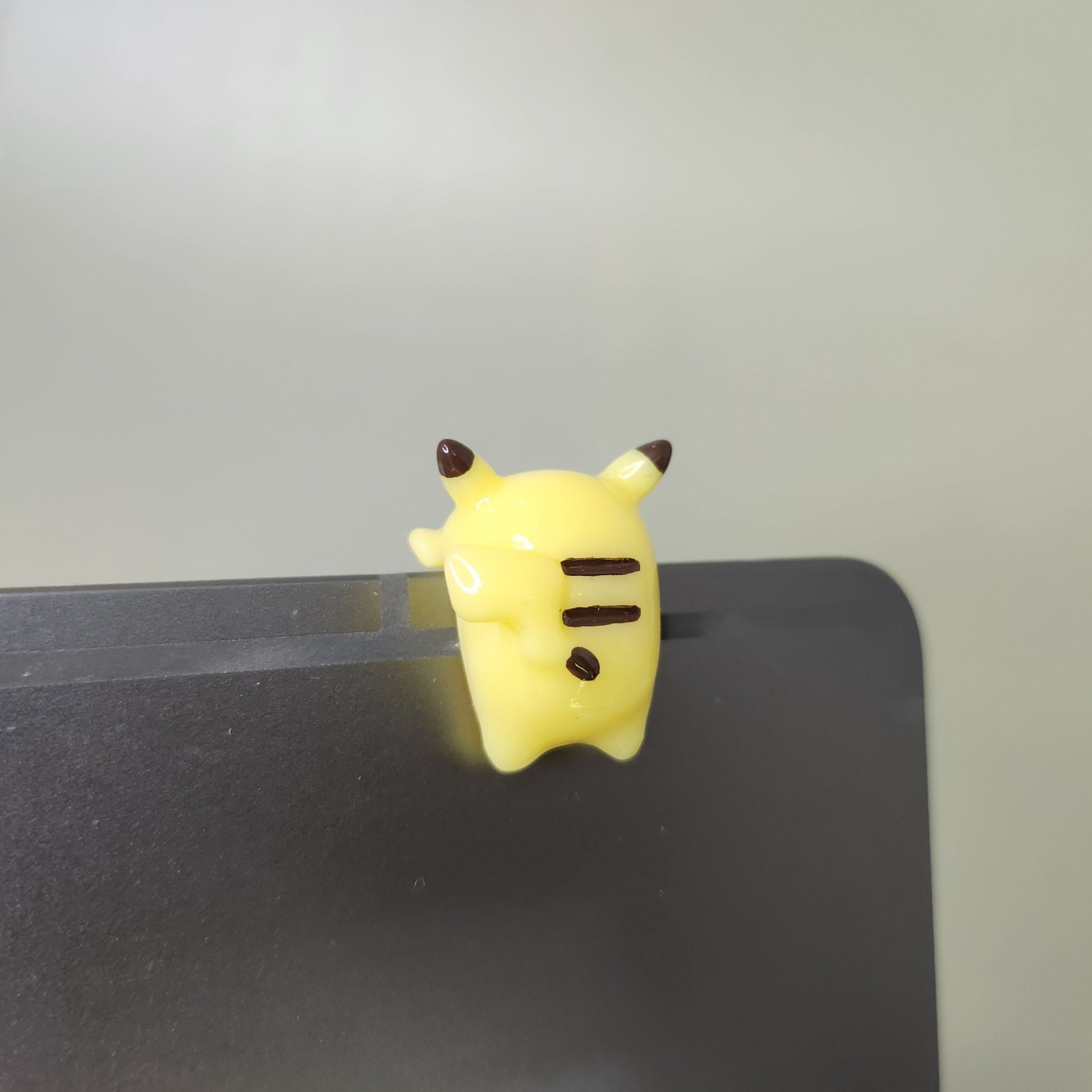 Pikachu Peeker / Hipper charm