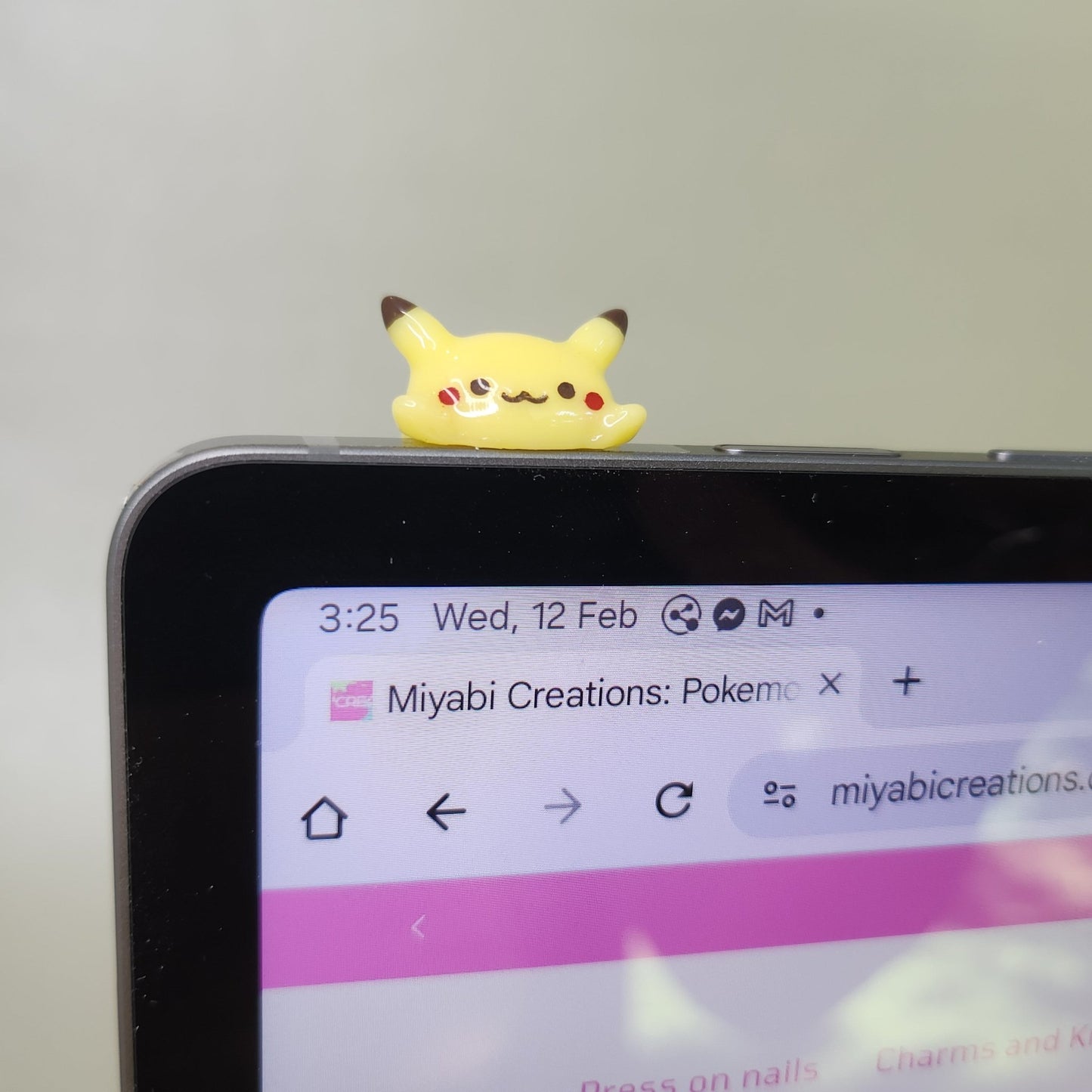 Pikachu Peeker / Hipper charm