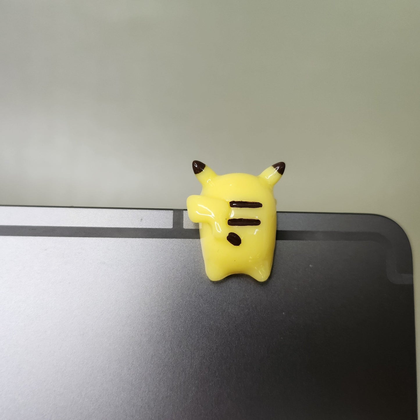 Pikachu Peeker / Hipper charm