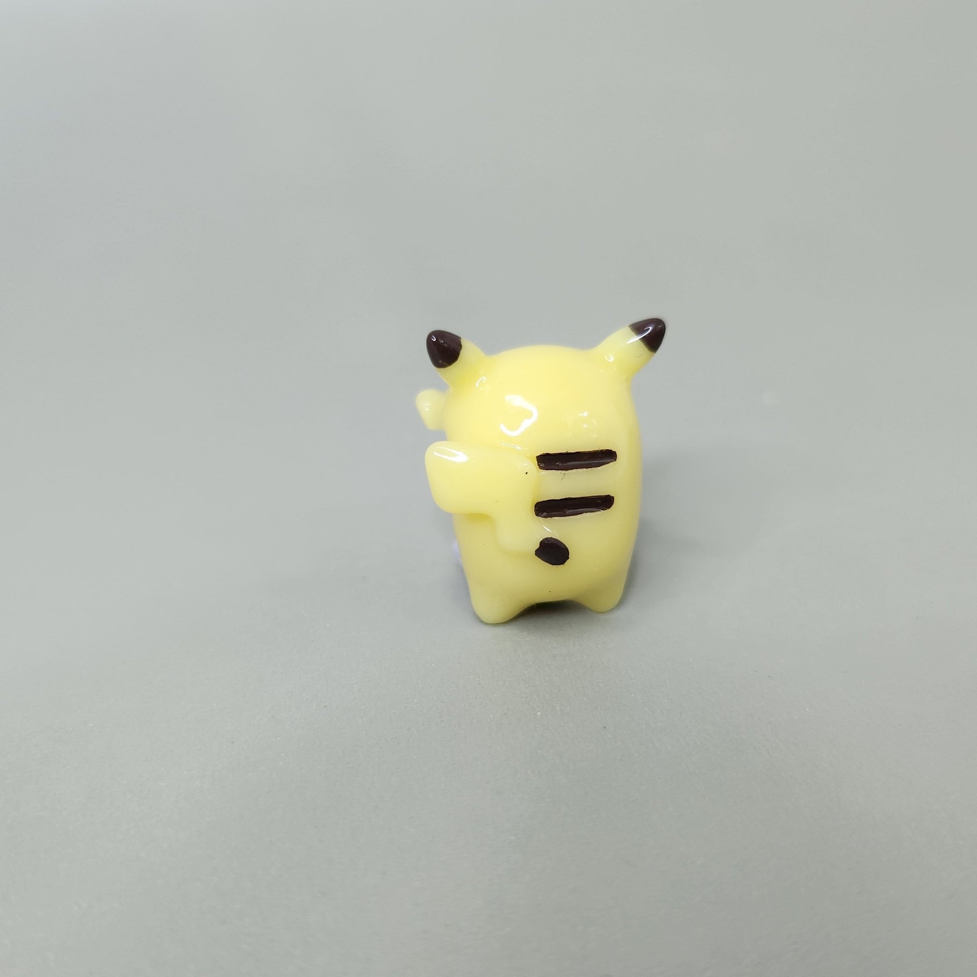 Pikachu Peeker / Hipper charm