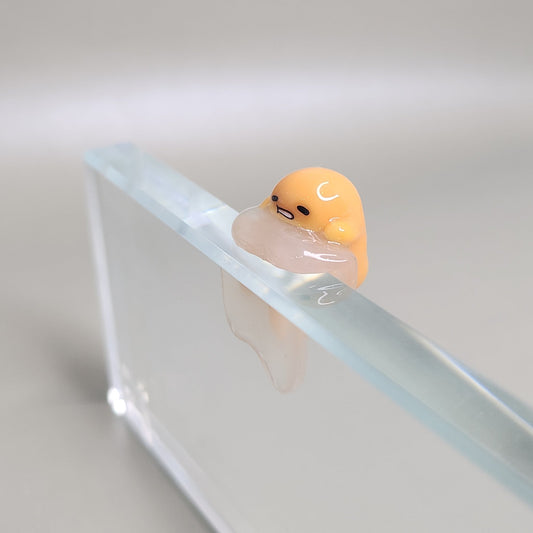 Gudetama Peeker / Hipper charm